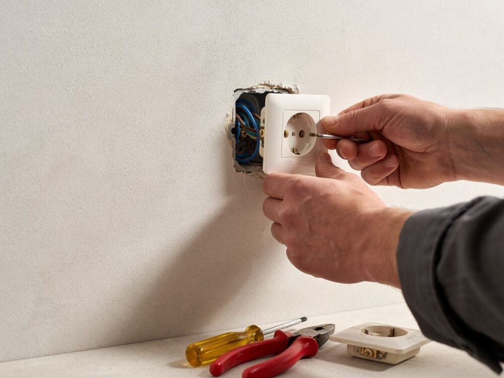 przenoszenie gniazdka elektrycznego